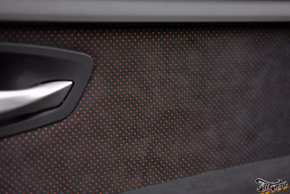 BMW M3. Перетяжка дверных карт с применением перфорации на алькантаре.